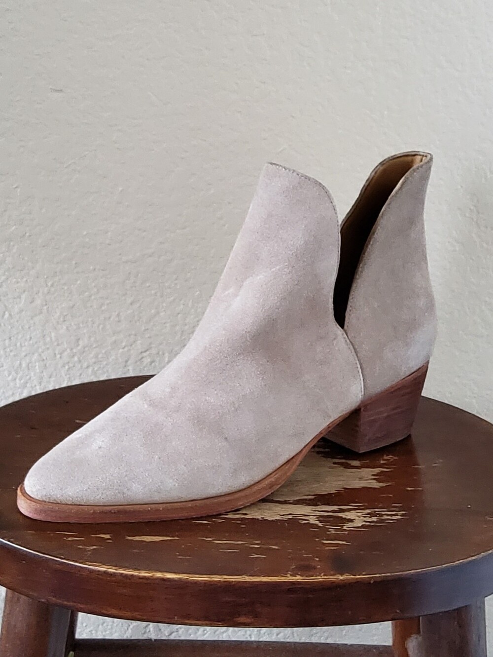 Free People Charm Double V Suede Ankle Booties Boots Tan Size 40 / US 10 NWOB